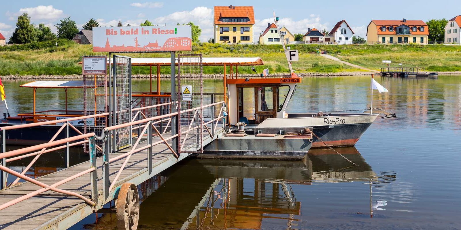 Elbfähre am Anleger in Riesa, im Hintergrund Promnitz, Sachsen, Deutschland © Gabriele Hanke