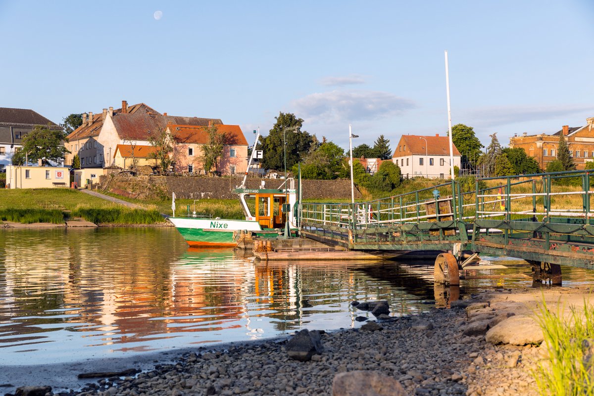 Fährschiff „Nixe“ am Anleger in Lorenzkirch, im Hintergrund das Elbufer Strehla, Landkreis Meißen, Sachsen, Deutschland © Gabriele Hanke